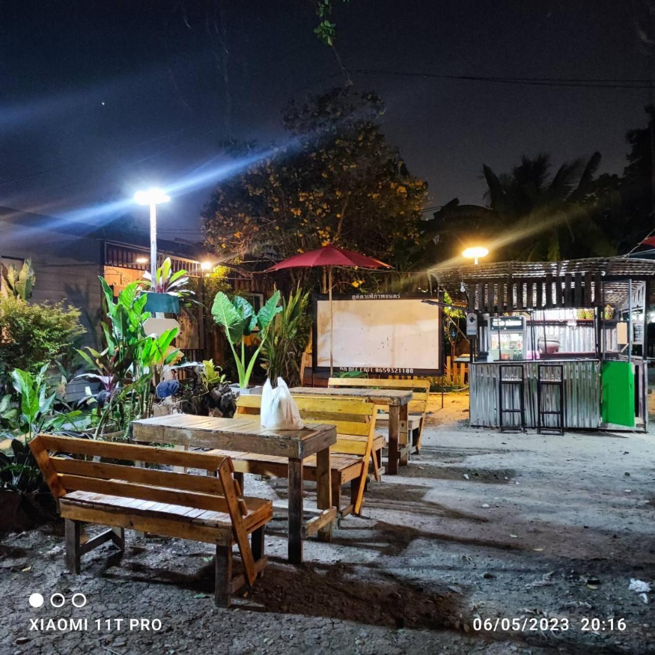 Do Dee Cafe Bangkok Hostel Exteriör bild
