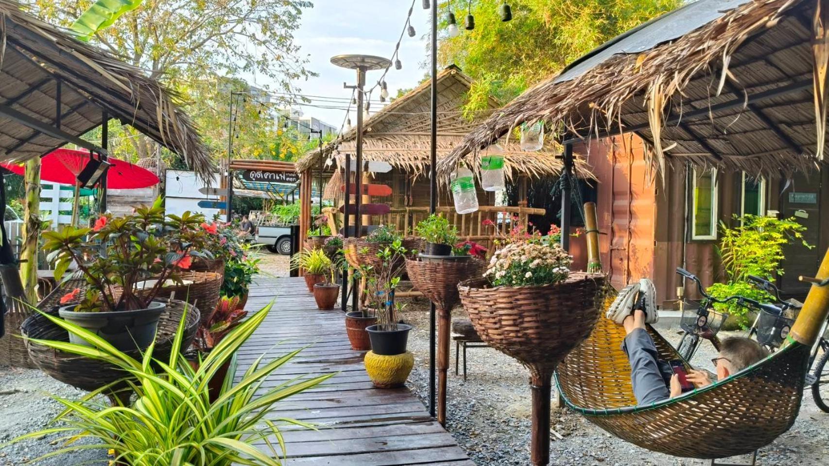 Do Dee Cafe Bangkok Hostel Exteriör bild
