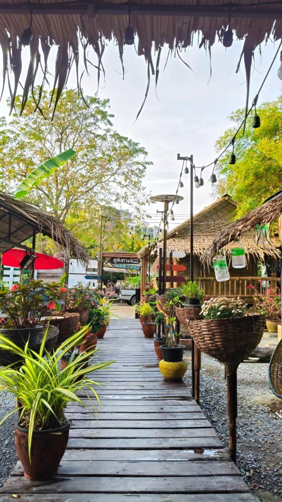 Do Dee Cafe Bangkok Hostel Exteriör bild